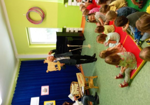 Pan Eugeniusz Dolat przedstawia dzieciom wiersz o Kozie Klementynie